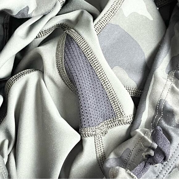 Athleta Ultimate 7/8 Tight Athletic Leggings Woman’s size XS camouflage green - Picture 7 of 8